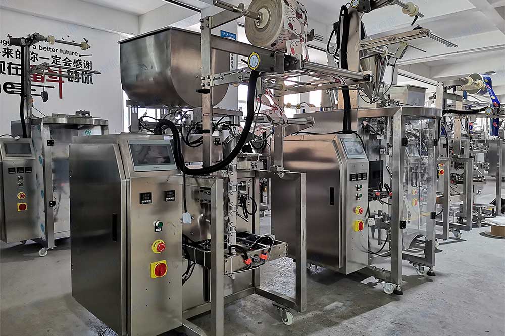 全自動(dòng)牛肉醬包裝機(jī).jpg 全自動(dòng)牛肉醬包裝機(jī).jpg