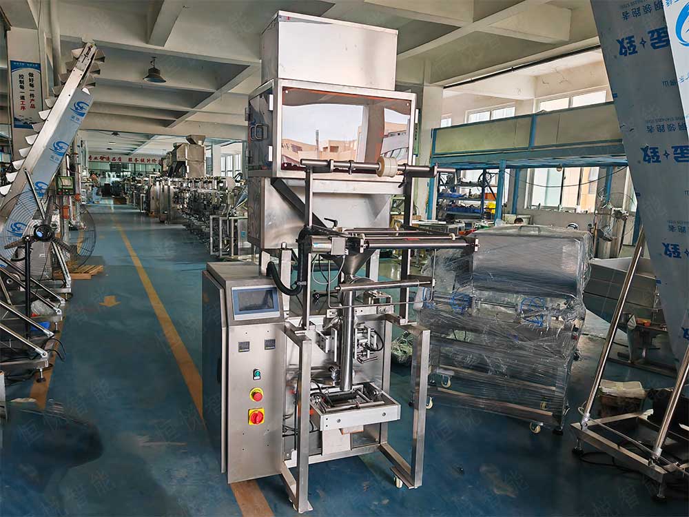 小型自動(dòng)稱重包裝機(jī)廣泛應(yīng)用于食品、藥品、化工等行業(yè)的小劑量產(chǎn)品包裝